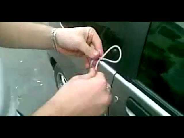 Как открыть захлопнувшуюся дверь машины без ключа?