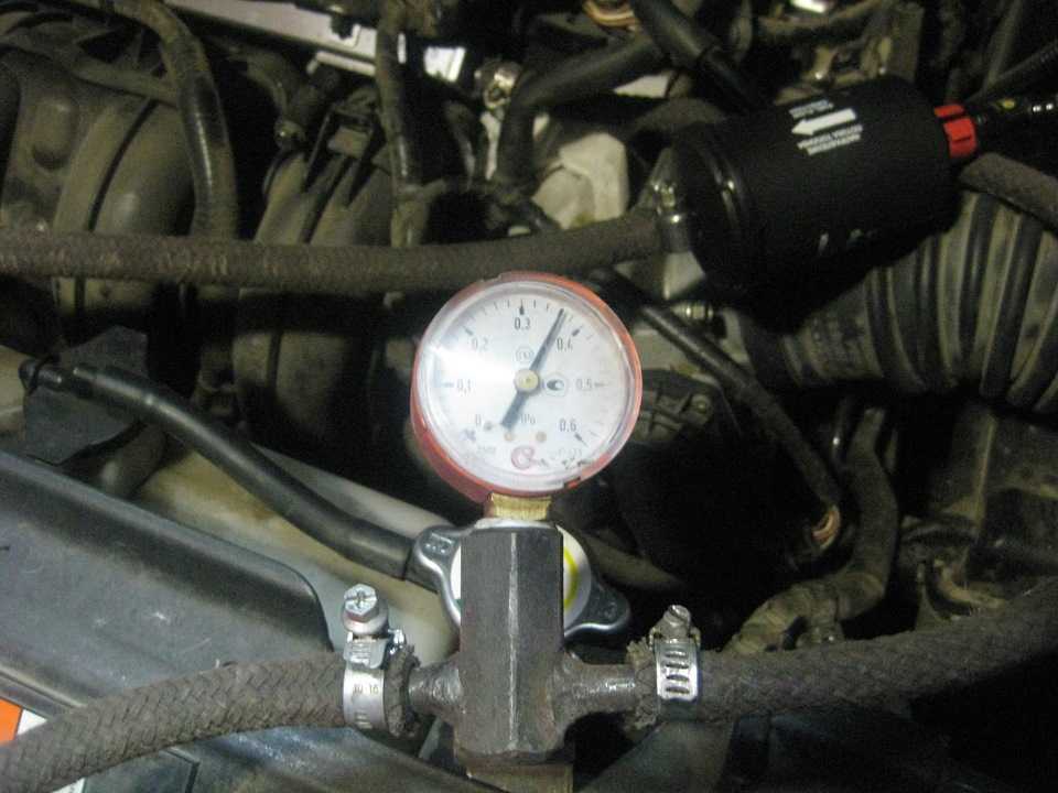 Прыгает давление масла. Давление топлива e38. Регулятор давления в топливной рампе Ранкс 2002. Замер давления топлива Mazda 6 2009. ЗМЗ 409 замер давления топлива.