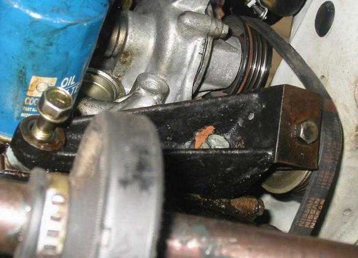 Почему может тяжело крутиться руль в автомобиле