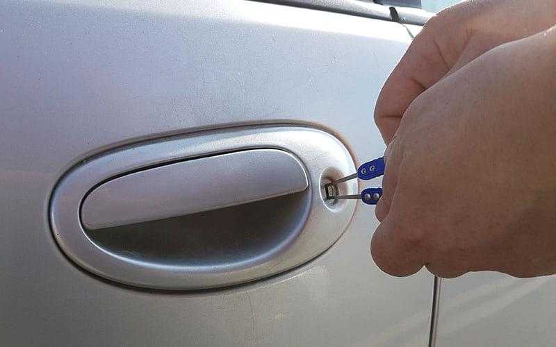 Как открыть дверь без ключа лада гранта