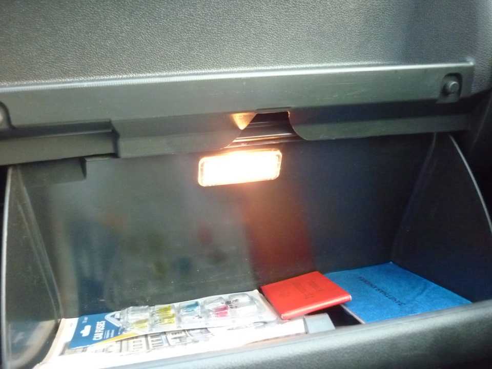 как поменять лампочку в бардачке лада веста