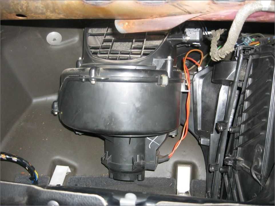 Почему вентилятор дует. Opel 1992 печка. Opel Astra h вентилятор салона. Заслонка рециркуляции воздуха Opel Astra g.