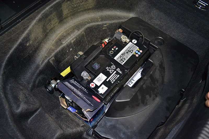 Как открыть багажник на ауди q5 при севшем аккумуляторе