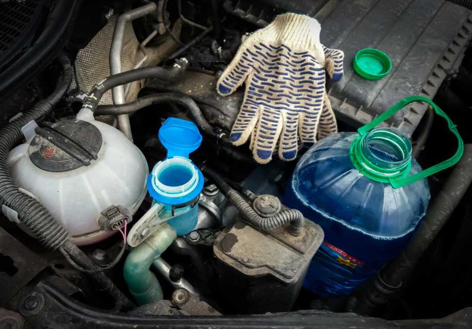 Как слить воду с бочка омывателя