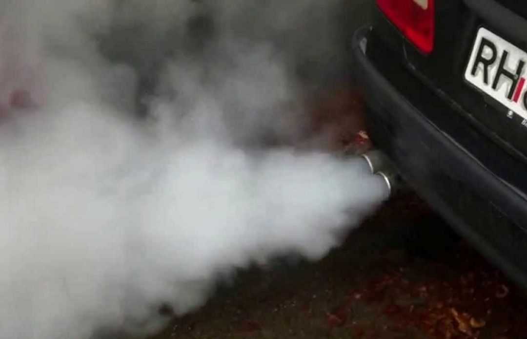 Причины дымки. Выхлоп автомобиля с дымом. Белый выхлоп из глушителя. Чёрный дым из выхлопной трубы. Дымность дизельного двигателя.