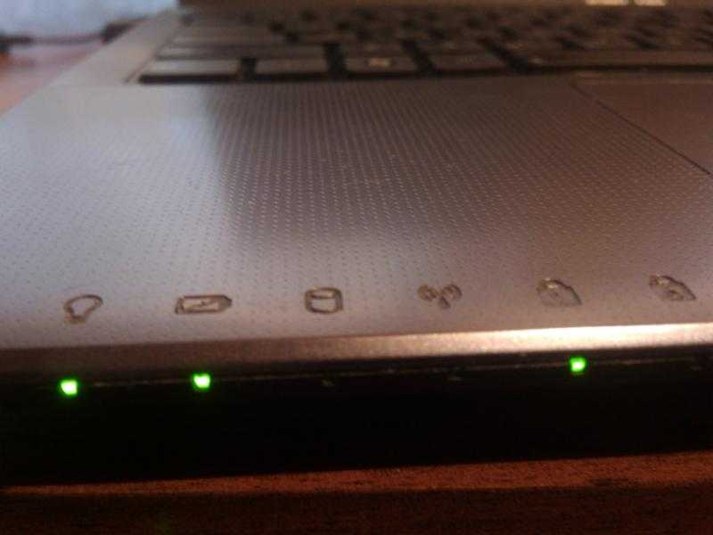 Ноутбук лампочка горит но экран черный. ASUS f5 световые индикаторы. Индикатор зарядки ноутбук ASUS m3401. Индикаторы на ноутбуке ASUS. DNS k42d92 подсветка.